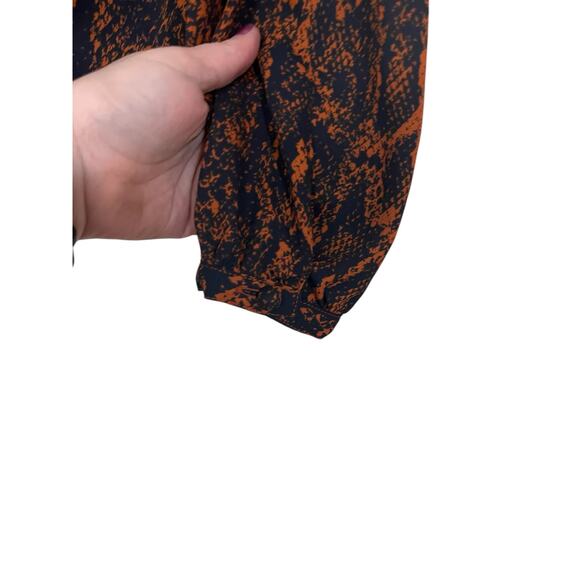 CAbi Womens Border Wrap Long Sleeve Snake Skin Pattern Blue Blouse Size Small - Picture 4 of 6